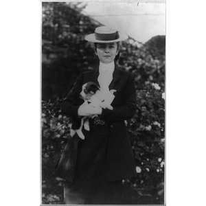  Alice Roosevelt in riding clothes,with dog