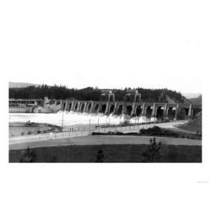 View of the Dam and the Columbia River   Bonneville Dam, OR Premium 