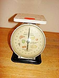 VINTAGE 25 LB AMERICAN FAMILY SCALE    WEIGHS 25 LBS BY OUNCES  