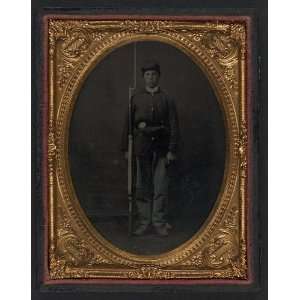  young soldier in Union sack coat with bayoneted musket: Home & Kitchen
