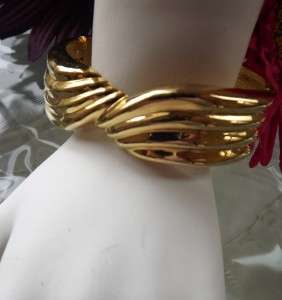 LOVELY LOT VINTAGE MIXED GOLD TONE JEWELRYAVON,HINGED CUFF,BROOCH 