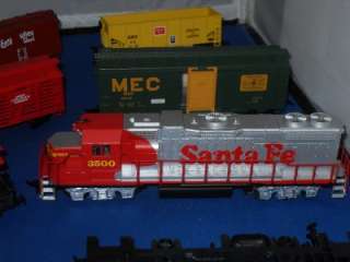 HO Model Train Set 5 Cars, Engine & 29 Track Railroad  